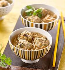 Soupe de nouilles aux boulettes de viande et légumes asiatiques