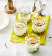 Eier im Glas auf Rahmspinat