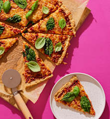 Mandelpizza mit Babyspinat