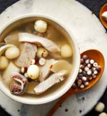 莲子芡实猪肚汤