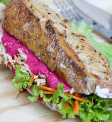 Sanduíche de frango com maionese de beterraba