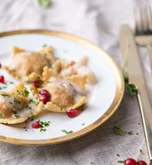 Raviolis em estrela com recheio de noz e molho de champanhe