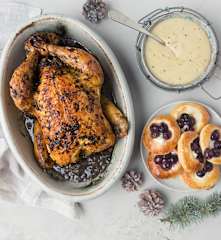 Pollo asado relleno, hojaldres de arándanos y puré trufado