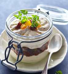 Verrine de chèvre, fruits secs et tomates séchées