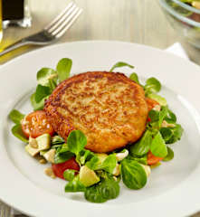 Bramborovo-lososové karbanátky s brokolicí a avokádový salát