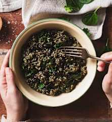 Spirulinová rýže s černými fazolemi a špenátem