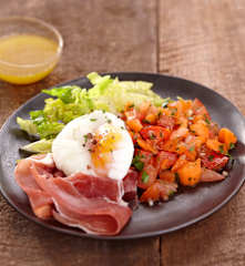 Salade d'œufs pochés