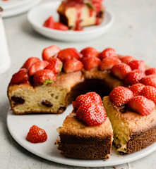 Bizcocho de lima con salsa de fresas
