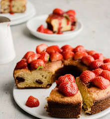 Gâteau au yaourt, sauce aux fraises
