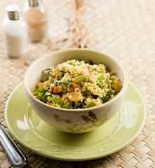 Bulgur-Salat mit Rucola, Pfirsich und Avocado