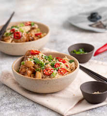 Czosnkowo-imbirowe skrzydełka z kurczaka z makaronem ryżowym (z osłoną noża miksującego 2.0)