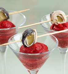 Mousse de betterave et harengs marinés en brochette