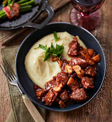 Wildgulasch in Rotweinsauce mit Champignons