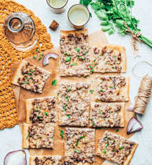 Flammekueche au chèvre et oignon rouge