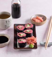 Różowe sushi z komosy ryżowej z omletem Tamago