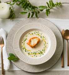 Merluza con costra de patata y crema de puerros ahumada