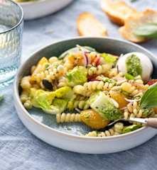 Insalata di pasta estiva con frutta e verdura