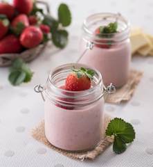 Mousse de chocolate blanco y fresa para dos