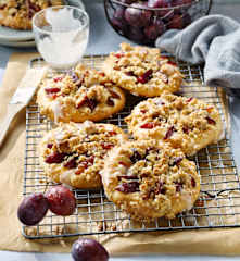 Zwetschgen-Hefe-Taler mit Haselnuss-Streuseln