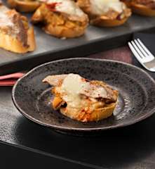 Tosta de cebolla caramelizada, secreto ibérico y torta del casar