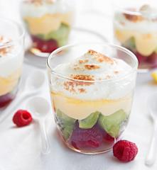 Vasitos de frutas, lemon curd y merengue