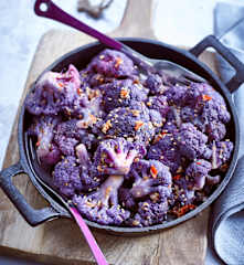 Gerösteter lila Blumenkohl mit Sesam