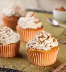 Cupcake alle mele con frosting alla ricotta e cannella