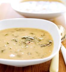 Sopa de feijão-frade e espinafres