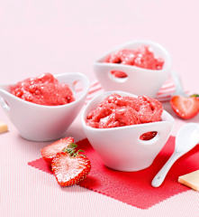 Jahodová zmrzlina s bílou čokoládou