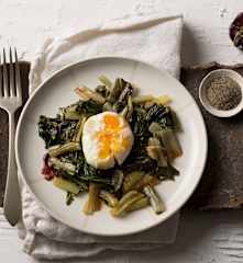 Acelgas y ajetes con huevos