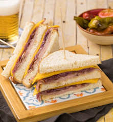 Club Sandwich manzo e cipolle con jalapeno in agrodolce