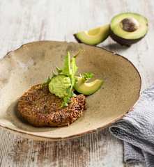 Bohnen-Quinoalaibchen mit Guacamole