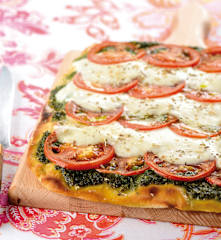 Piza de tomate e mozarela com pesto