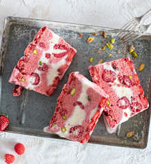 Parfait de fresa y nata con pistachos y frambuesas