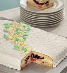 Tarta de fondant, crema de mantequilla y frutos rojos