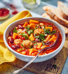 Batátový eintopf s klobásou a fazolemi