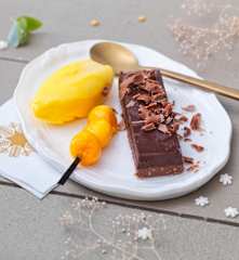 Gianduja cacahuète et caramel, sorbet mangue