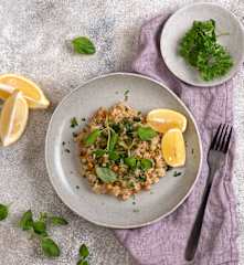 Cytrynowa potrawka z ciecierzycy i ryżu