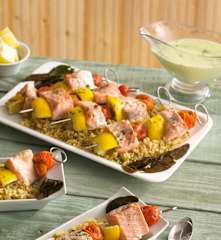 Lachsspieße auf Quinoa mit Kokossauce