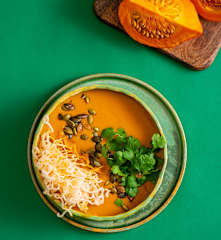 Dyniowa kremowa zupa z pastą curry i prażynkami z makaronu ryżowego