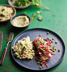 Salmão ao vapor com salada de bulgur e molho de iogurte