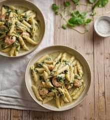 Pasta con salsa de calabacín, langostinos y espinacas