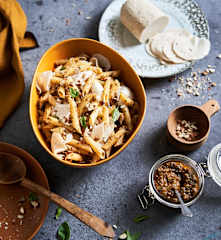 Salada de penne com pesto rosso e fiambre de aves caseiro