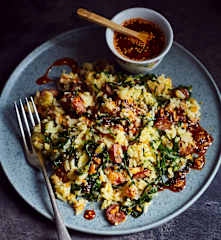 Gemüsereis mit Fleisch (肉炒菜饭)