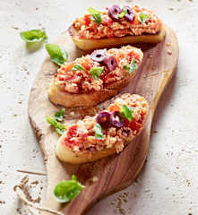 Bruschetta z pomidorami i mozzarellą