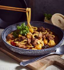 Rindfleischtopf mit Kartoffeln und Nudeln (马铃薯炖牛肉)