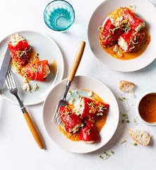 Piquillos rellenos y vinagreta de pimientos