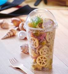 Insalata di pasta con tonno affumicato, finocchi e olive
