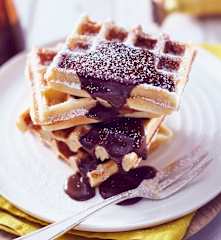 Bananenwaffeln mit Schokoladensauce