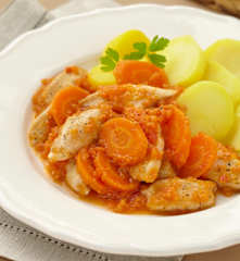 Kuřecí nudličky v rajčatové šťávě s bramborovými plátky